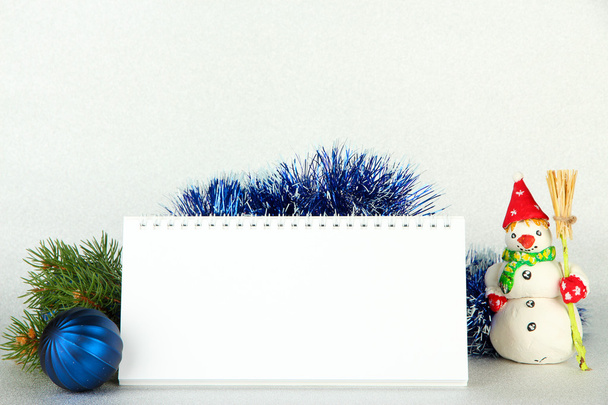 leerer Kalender, Neujahrsdekor und Tanne auf hellem Hintergrund - Foto, Bild