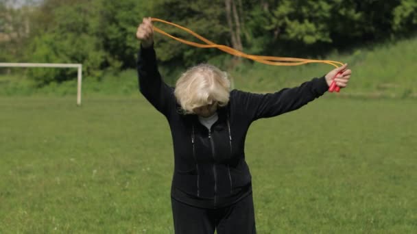 Aktif kıdemli yaşlı 80 yaşındaki beyaz kadın sabah egzersizleri yapıyor. - Video, Çekim