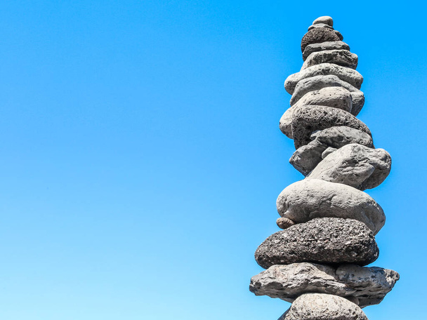 alta torre de piedras grises sobre un skye azul
 - Foto, Imagen