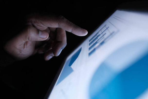 Человек ручной анализ диаграммы на цифровой планшет на рабочем столе
  - Фото, изображение