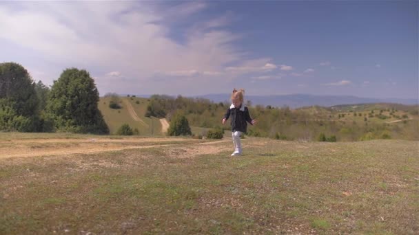klein meisje houdt een pot vol wensen in een groen bos - Video