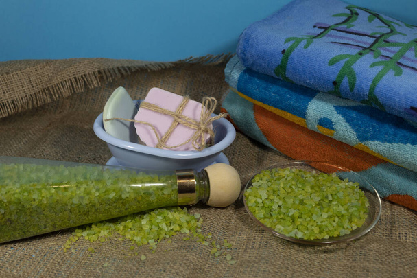 На джуте есть вещи для спа-процедур - полотенца, морская соль и мыло
. - Фото, изображение