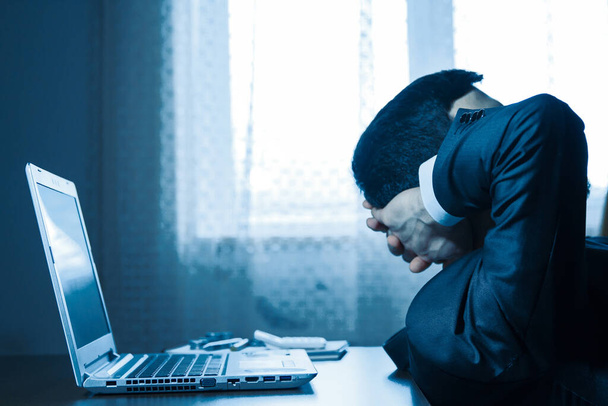 Бизнесмен отдыхает после работы с ноутбуком
 - Фото, изображение