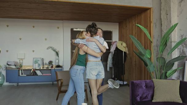 Women meeting and hugging at home - Fotoğraf, Görsel