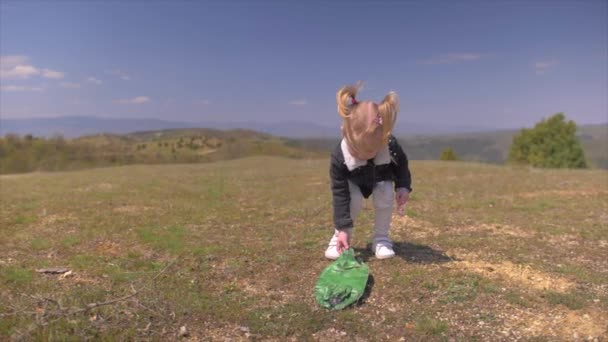 Mała dziewczynka trzyma słoik pełen życzeń w zielonym lesie - Materiał filmowy, wideo