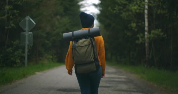 Медленное движение: Молодая женщина Пешие прогулки в лесу осенью. Активная белая женщина с рюкзаком в дереве. Женщина-путешественница с прогулками вдоль леса вид сзади, досуг, био-туризм, Пешие прогулки
 - Кадры, видео