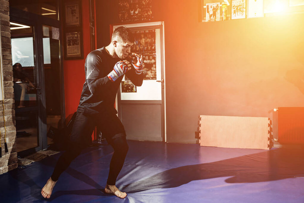 Концентрированный профессиональный боксер бьет боксерскую грушу
. - Фото, изображение