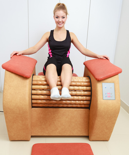 Girl in sportwear on relax massage equipment healthy spa salon - Foto, Imagen