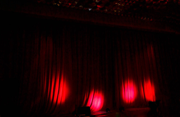 Panorama de cortinas cerradas de teatro rojo. Escena roja entre bastidores
. - Foto, imagen