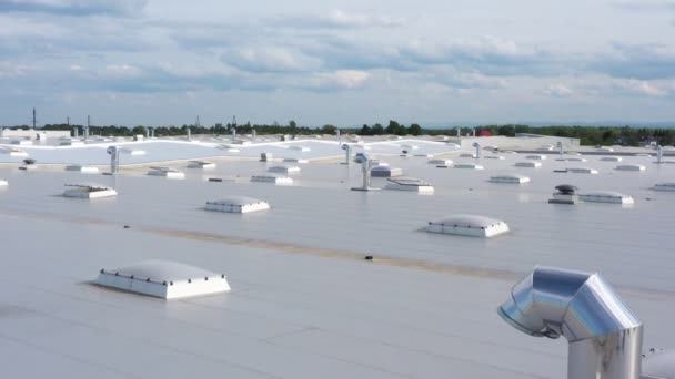 Větrací systém na střeše průmyslové budovy, HVAC. Témata větrání, technologie, průmyslu a vytváření bezpečných pracovních podmínek. Let dronem nad střechou, přiblížení, 4k - Záběry, video