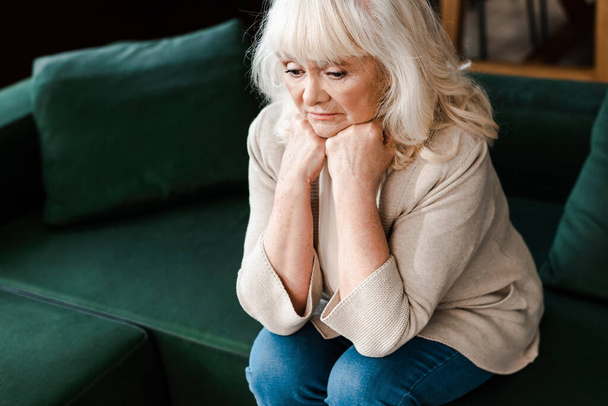 szomorú idős nő otthon ül az elszigeteltség alatt - Fotó, kép