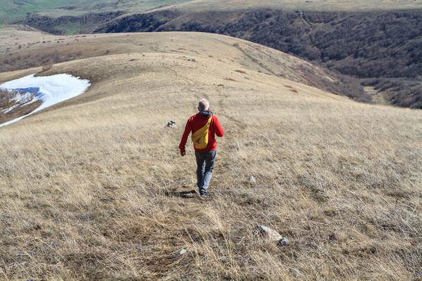 hombre caminando en un campo
 - Foto, Imagen