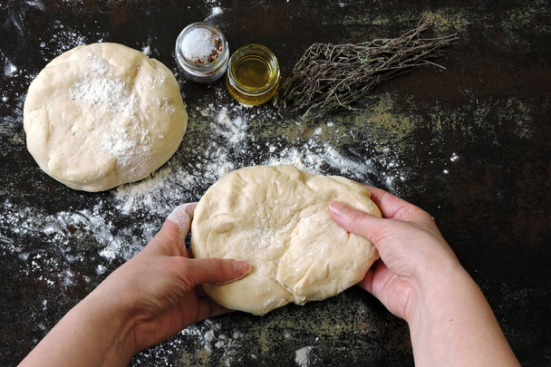 Σπιτική ζύμη για ψωμί ή πίτσα. Ιταλικά αρτοσκευάσματα. - Φωτογραφία, εικόνα