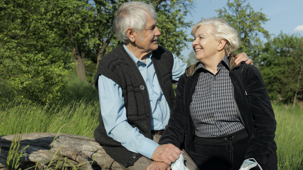 A COVID-19 koronavírus-világjárvány idején a parkban ülő idős nagyszülők házassága - Fotó, kép