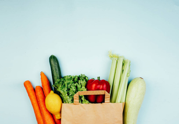 Paper bag with fresh ripe organic vegetables - Fotografie, Obrázek