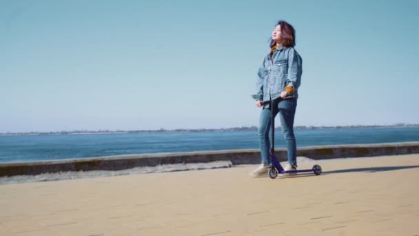 若いですアジアの女性でAジーンズジャケット歩くとともにスクーター近く川 - 映像、動画