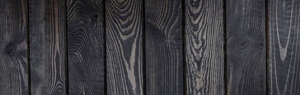 ciemnobrązowe kontrastowe tło drewna. Obraz panoramiczny - Zdjęcie, obraz
