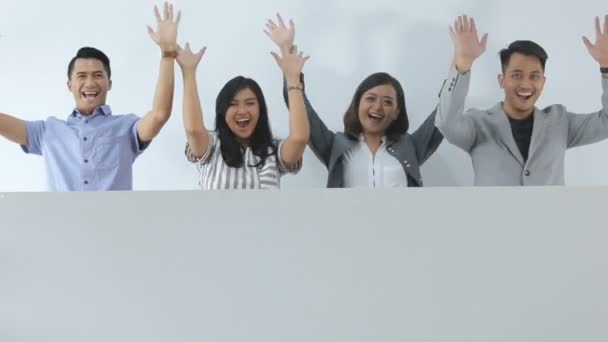 Grupo de jóvenes empresarios con tablero en blanco
 - Metraje, vídeo