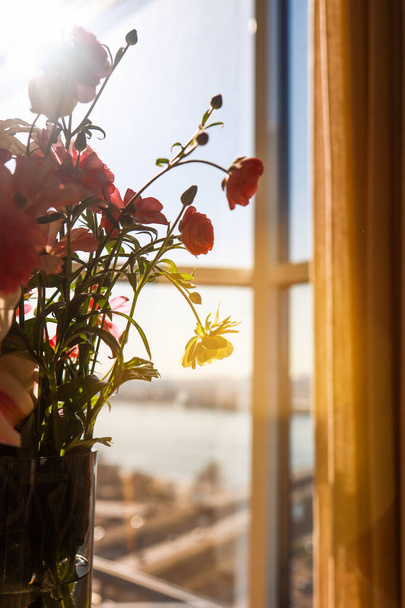 Květiny kytice na podlaze u okna v zadním světle - Fotografie, Obrázek
