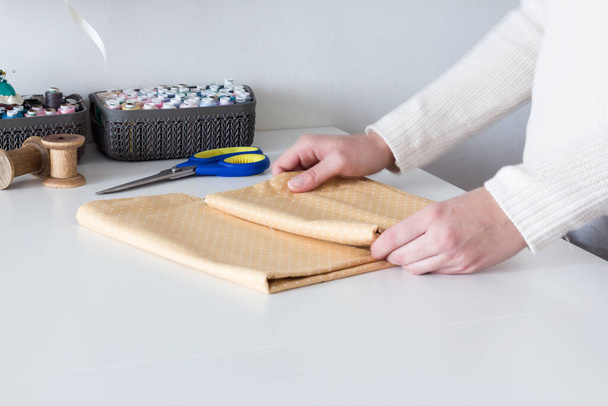 Manos muesca sastres sastres tijeras tela cortar un pedazo de tela .fashion diseñador - Foto, imagen