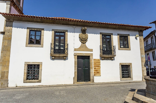 Fassade des ehemaligen Rathauses, erbaut im 18. Jahrhundert in Arouca, Aveiro, Portugal - Foto, Bild