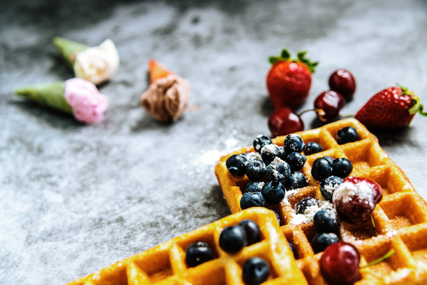 Meyve ve waffle ile iştah açıcı dondurma, yaz aylarında bir restoranda ideal bir atıştırmalık. - Fotoğraf, Görsel