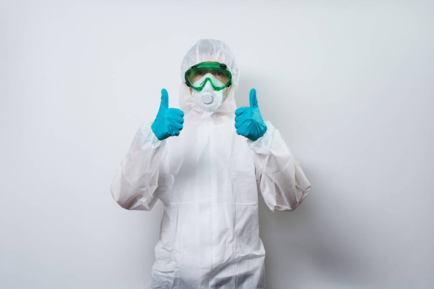 El médico está usando PPE - traje, guantes y mascarilla quirúrgica en capa de superhéroe
. - Foto, Imagen