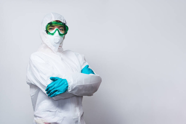 Il medico indossa PPE - costume, guanti e maschera chirurgica
. - Foto, immagini