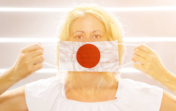 Γυναίκα με χειρουργική μάσκα στην Ιαπωνία - Φωτογραφία, εικόνα