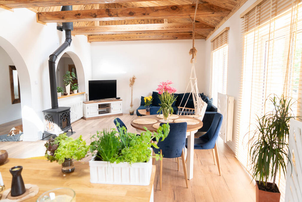 Escandinava, boho, casa clásica con detalles de madera. Fotografía real.Interior acogedor
. - Foto, Imagen