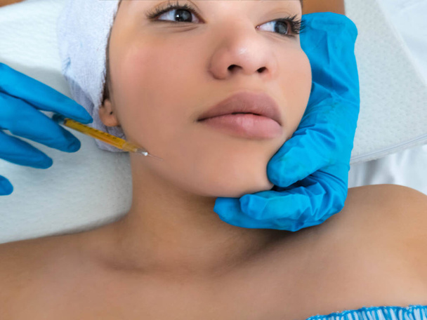 Iniezioni di mesoterapia in faccia. Cosmetologia estetica
. - Foto, immagini