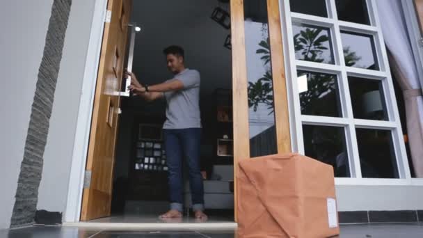 man recieve a delivery box - Footage, Video