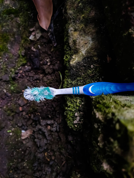 Dit is een afgedankte tandenborstel close-up opname overdag. - Foto, afbeelding