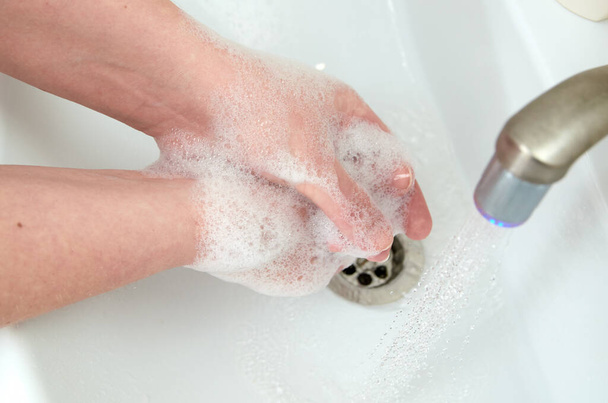 Hand washing with soap. Hand hygiene in the event of a virus outbreak. - Foto, Bild