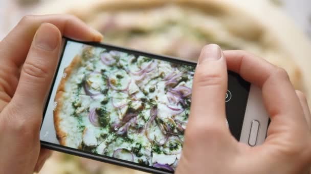 menina tomando pizza fresca no smartphone
 - Filmagem, Vídeo