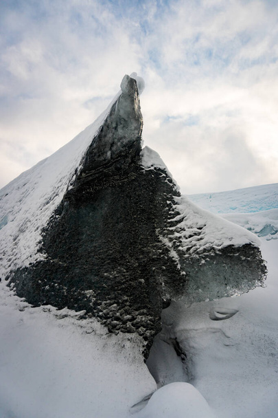 Szikla, jégdarab farkas / kutya alakkal, ami a Matanuska gleccser, Anchorage, Alaszka havából emelkedik ki. Ez a vad hívó szava..  - Fotó, kép