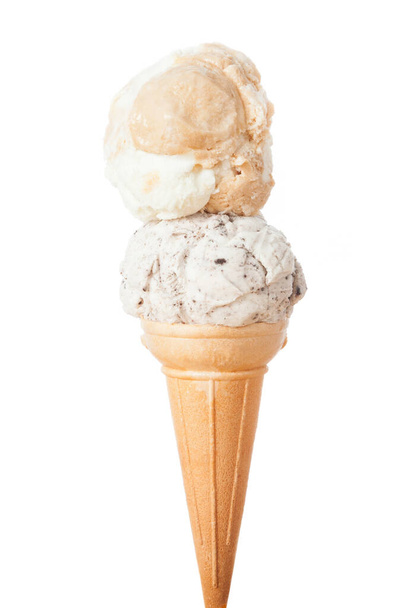 コーネットはアイスクリームを2杯提供しました。白い背景の写真 - 写真・画像