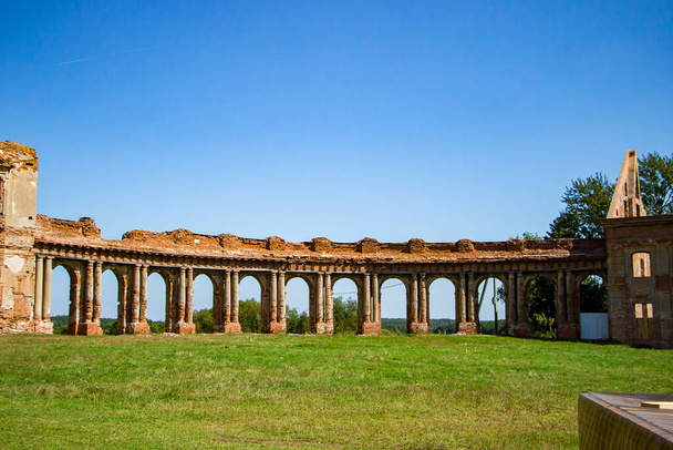 Die Ruinen eines alten verlassenen mittelalterlichen Palastes mit Säulen in Ruzhany. Gebiet Brest, Weißrussland. - Foto, Bild