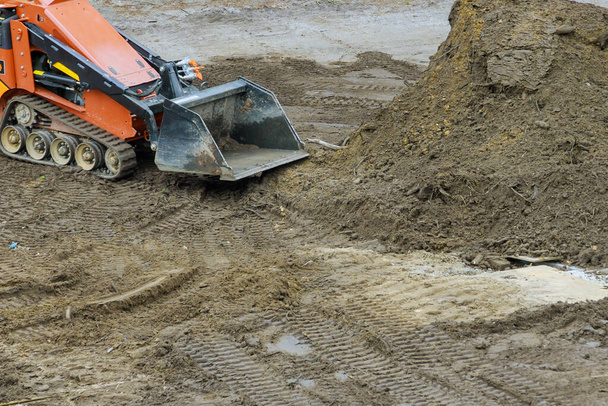Toprak taşıma ekipmanları yeni gelişim buldozer toprak hareket eden dozer toprağı düzleştiriyor - Fotoğraf, Görsel