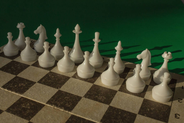 チェスゲーム、フィギュア、ホワイトの質屋は2列に並んでいます。最初のステップ、移動を待って、相手のアクション。対照的に、可能な組み合わせの計算. - 写真・画像