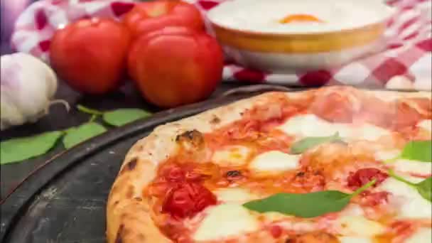 料理のテーマのための素晴らしい背景、石のピザのための形の上に暖かいイタリアのピザ. - 映像、動画