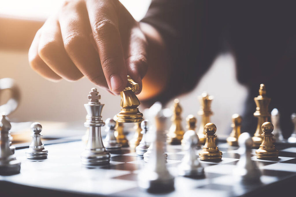 homme d'affaires jouant ou bougeant figure d'échecs dans le jeu de succès de la concurrence. stratégie, concept de leadership
 - Photo, image