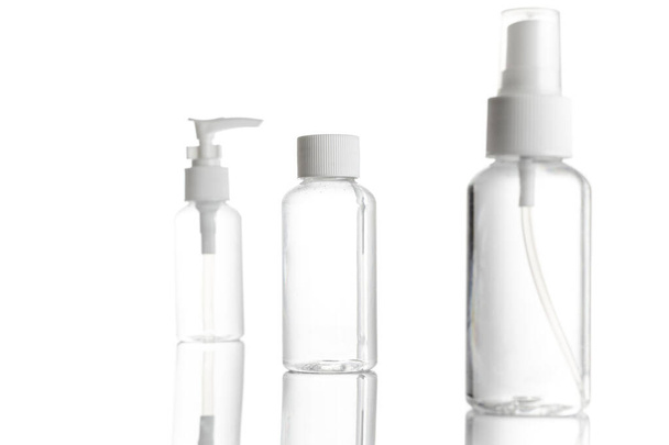 Spray pullo, tyhjä pumppu kirkas muovisäiliö kosmeettinen saippua ja mineraali shampoo. Antiseptinen geeli eristetty vedellä tyhjä korkki valkoisella pohjalla. Antibakteerinen puhdistusaine putki - Valokuva, kuva