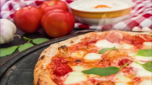 Чудовий фон для кулінарних тем, тепла італійська піца на вершині форми для кам'яної піци.. - Кадри, відео
