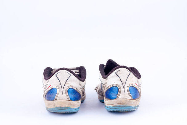 Zapatos deportivos futsal viejos retro desgastados sobre fondo blanco aislado (vista trasera
 ) - Foto, Imagen