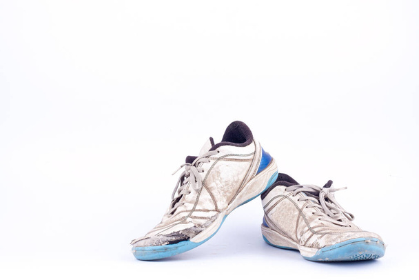 Παλιά χρησιμοποιούνται μπλε φθαρμένα futsal αθλητικά παπούτσια σε λευκό φόντο ποδόσφαιρο απομονωμένο  - Φωτογραφία, εικόνα