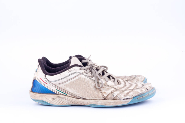 Vieux bleu usé chaussures de sport futsal sur fond blanc isolé
  - Photo, image