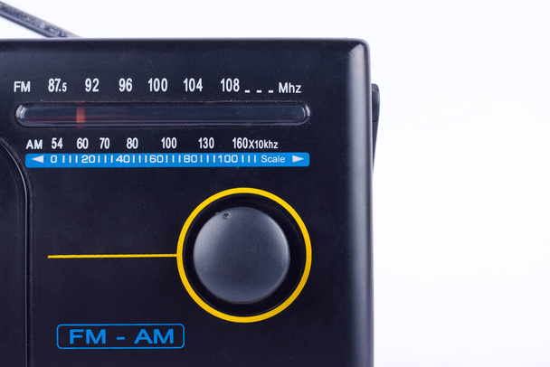 fekete vintage retro stílus AM, FM hordozható rádió tranzisztor vevő fehér háttérrel elszigetelt  - Fotó, kép