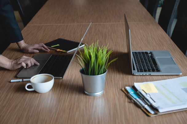 Закрыть бизнес-женщина с помощью ноутбука для математики финансов на деревянном столе в офисе и бизнес-фон, налог, бухгалтерская концепция
. - Фото, изображение