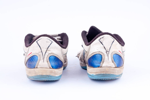 Stare retro zużyte futsal buty sportowe na białym tle izolowane (widok z tyłu ) - Zdjęcie, obraz